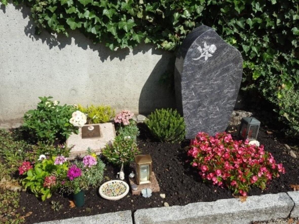 urnengrab-an-der-mauer-friedhof-kempten